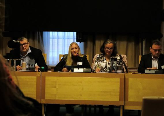 Forbundsleder Lill Sverresdatter Larsen på høring i arbeids- og sosialkomiteen i Stortinget