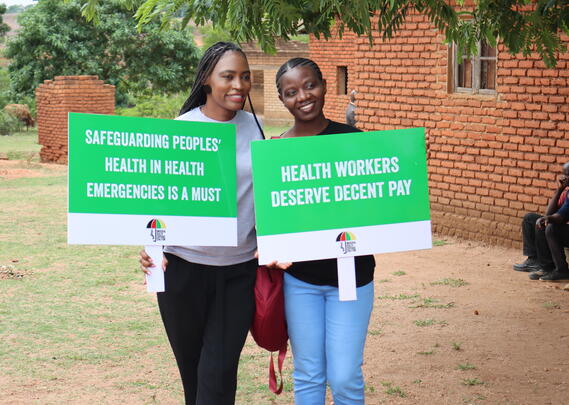 Medlemmer av Malawi Universal Health Care Coalition markerer den internasjonale dagen for universelle helsetjenester ved skjelettet til Chiponde helseklinikk – en av mange helseklinikker i Malawi som ikke har blitt ferdigstilt. Myndighetene har i nå bevilget penger til at arbeidet kan gjenopptas og klinikken ferdigstilles.