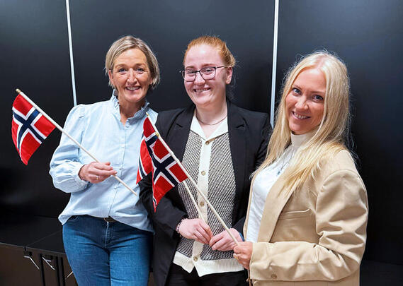 Generalsekretær Janka Ekrem Holstad, studentnestleder Martine Bratberg Sand og forbundsleder Lill Sverresdatter Larsen fant fram flaggene da de feiret rekorden. Foto: Norsk Sykepleierforbund