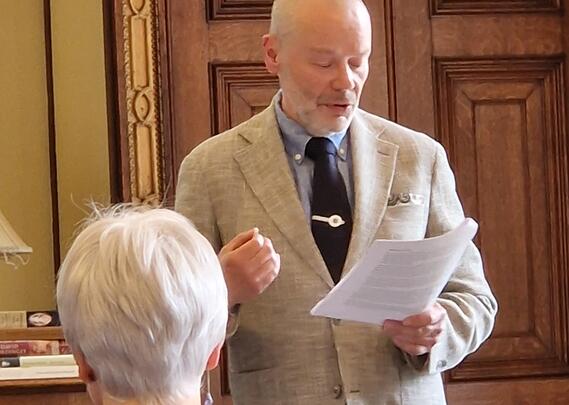 Mann som leser en tekst