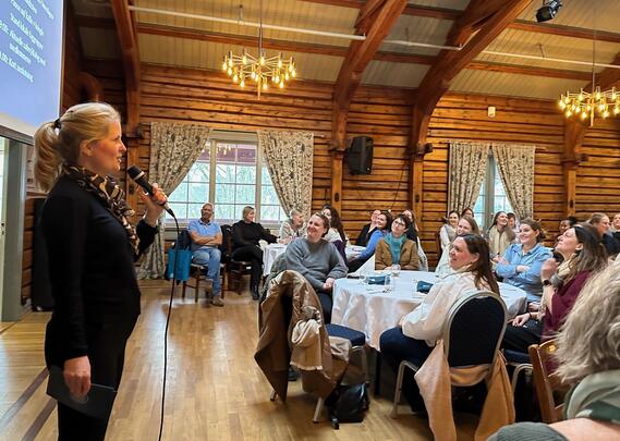 Fylkesleder Tiril Bringsrud Svensen på medlemsmøte i Øvre Romerike