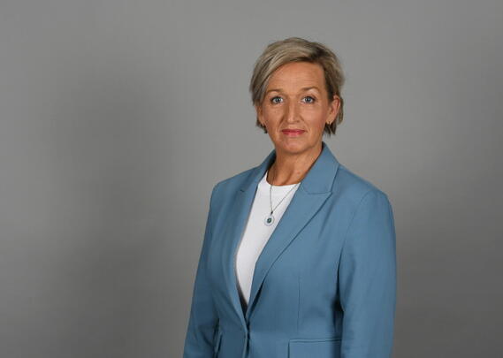 Portrettbilde av kvinne med kort hår.