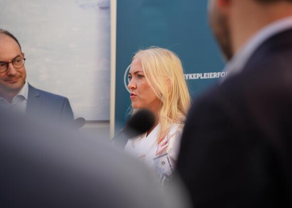Lill Sverresdatter Larsen i pengeuniform under Arendalsuka 2026