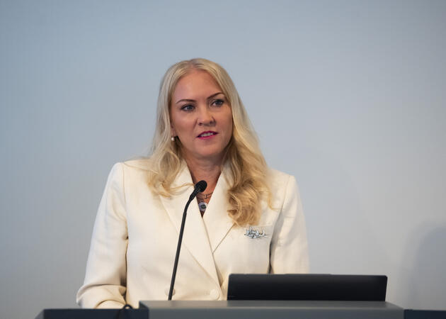 Bilde av Lill Sverresdatter Larsen på talerstol.