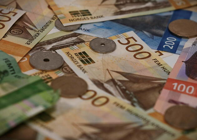 Bilder av norske sedler og mynter. Til fri bruk av NSF.