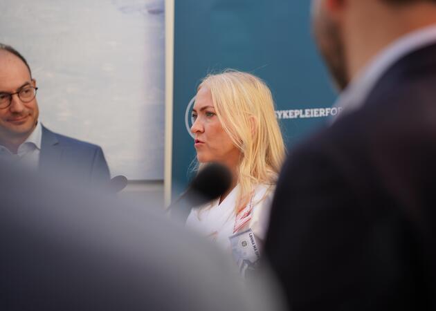 Lill Sverresdatter Larsen i pengeuniform under Arendalsuka 2026