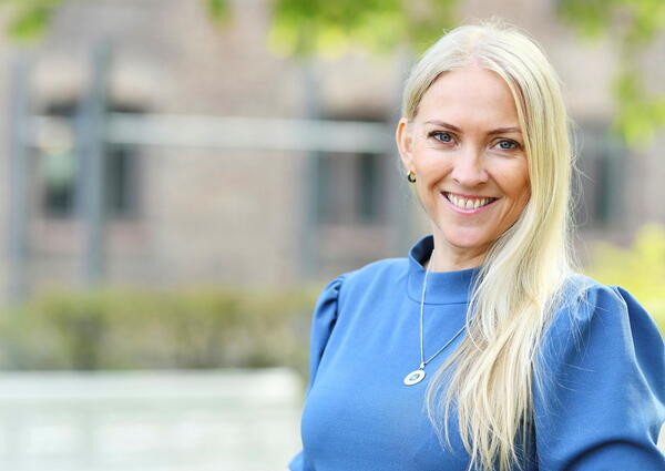 Lill Sverresdatter Larsen
Forbundsleder
Leder
Blå kjole