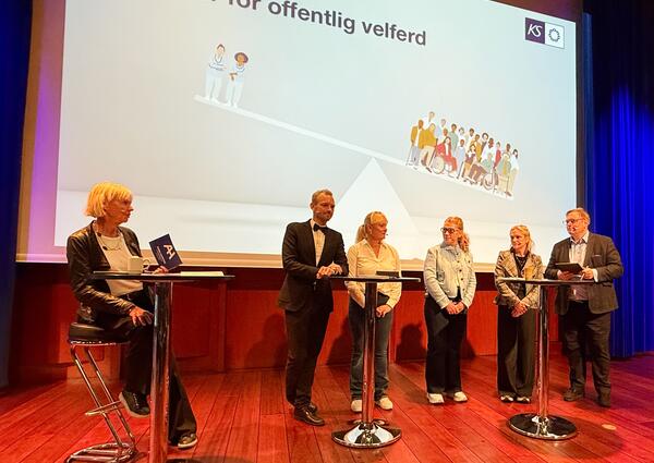 Bildet viser flere deltakere på et frokostmøte om velferd.