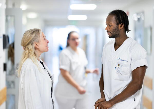 Illustrasjonsfoto av sykepleiere i sykehuskorridor