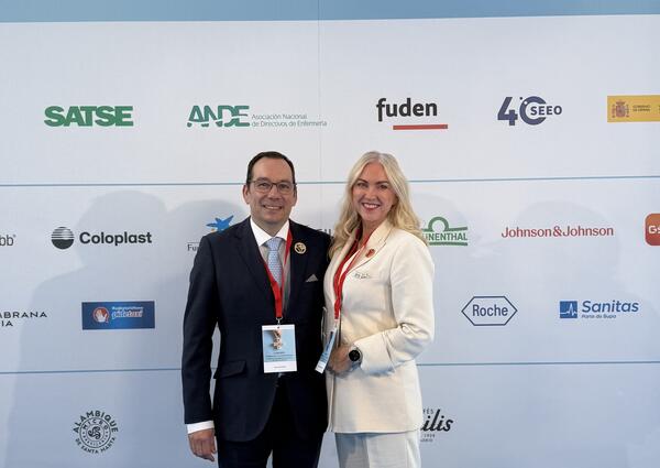 Lill Sverresdatter Larsen fra Dr. Jose Luis Cobos, president i International Council of Nurses (ICN), 