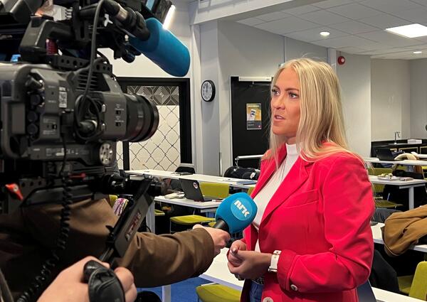 Lill Sverresdatter Larsen intervjues av NRK.