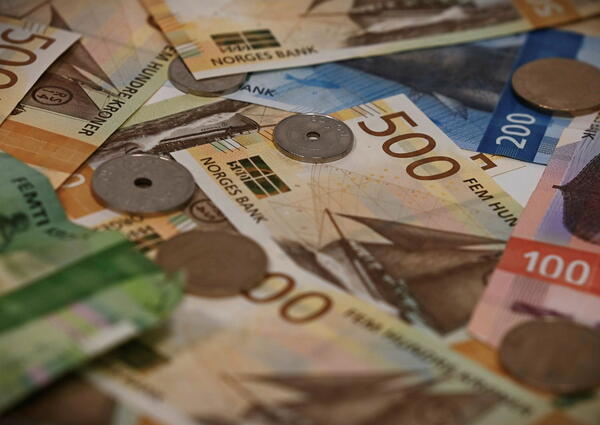 Bilder av norske sedler og mynter. Til fri bruk av NSF.