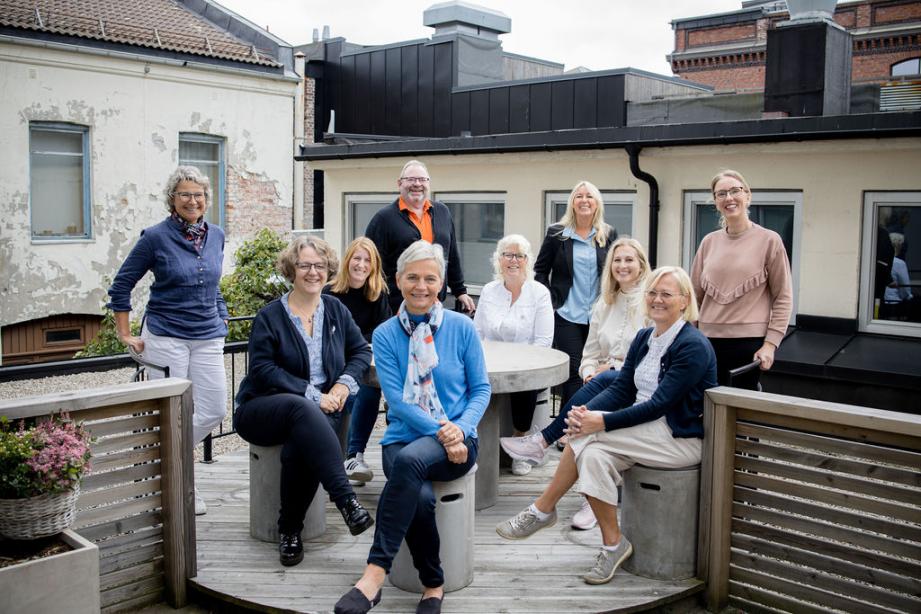 Ansatte ved fylkeskontoret i Agder. Bakerst f.v. Anne Hansen Vartdal, Kristine Neset, Halvard Dalen, Åse Marie Bjørnestad, Hannah Dybesland, Elisabeth Jeppestøl, Nina Olsen Husaas. Foran f.v. Ragne Quinteros, Ingjerd Lind, Bente Liv Hagen