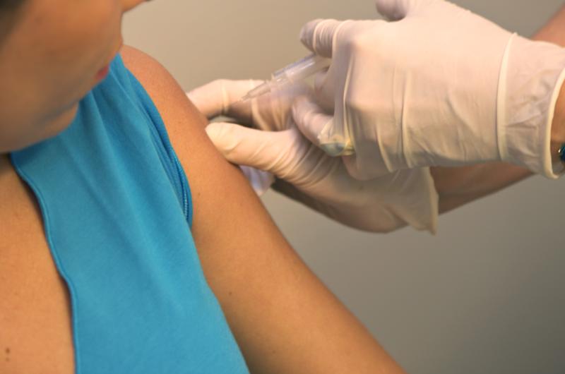 Illustrasjonsfoto: Kvinne blir vaksinert i overarm