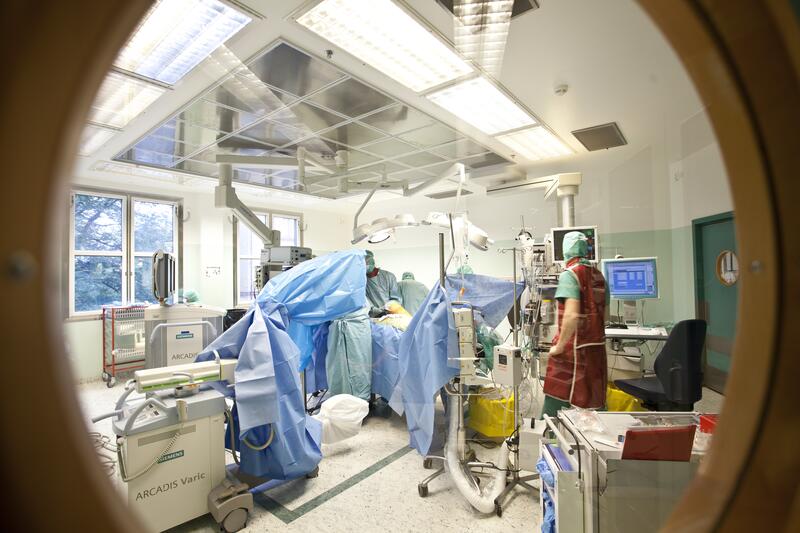 Viser sykepleiere og annet personell på en operasjonsstue