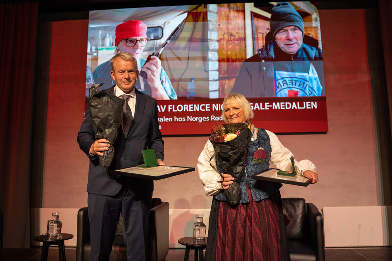 Sykepleierne Åge Bøyum og Hilde Marie Nilsen er tildelt Florence Nightingale-medalje  Foto: Olav A. Saltbones/Røde Kors