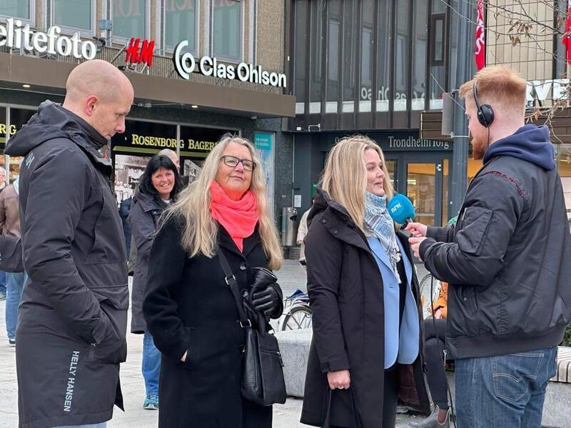 Hanne Charlotte Schjelderup (t.v.), leder av Jordmorforbundet NSF, og styremedlem Sara F. Wiik.