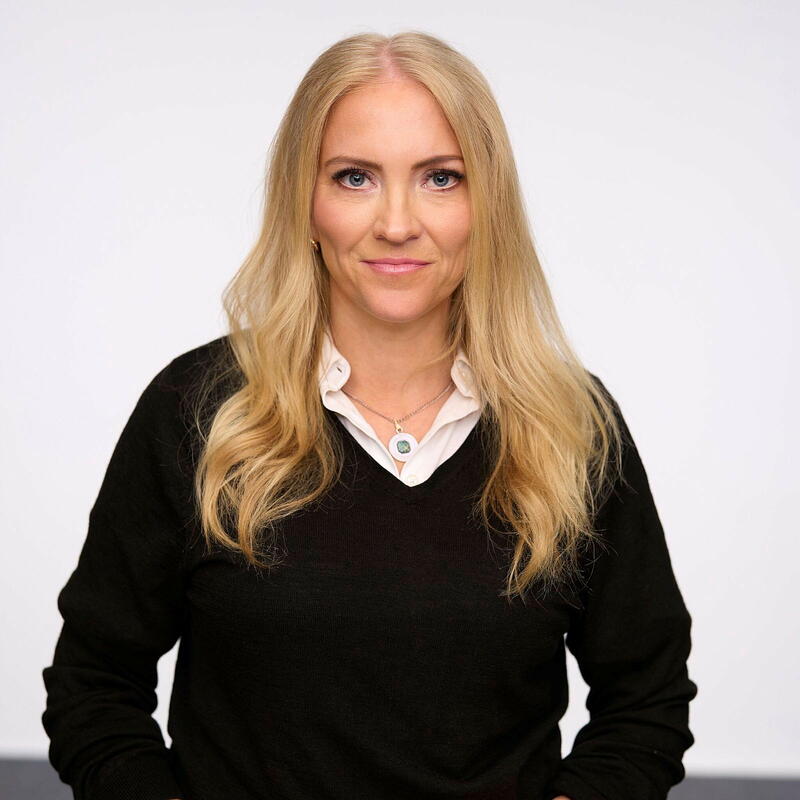 Portrettbilde av Lill Sverresdatter Larsen, som har på seg et halskjede med NSF-logoen som anheng.