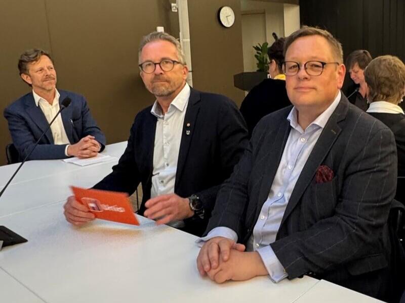 Geir Røsvoll og Kai Øivind Brenden sitter ved et bord og ser inn i kamera.