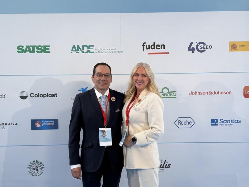 Lill Sverresdatter Larsen fra Dr. Jose Luis Cobos, president i International Council of Nurses (ICN), 