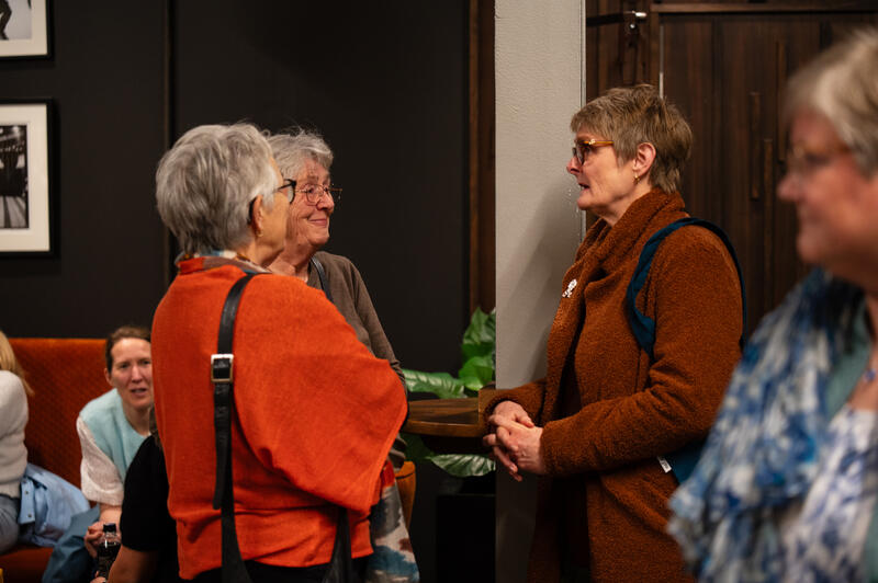 Medlemmer i samtale ved fyklesmedlemsmøte i Lillestrøm