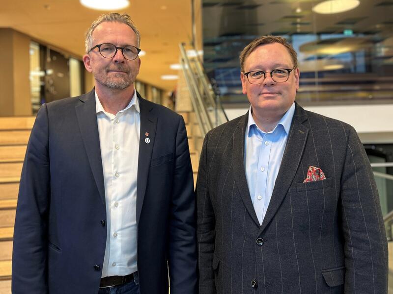 To menn med dress og briller.