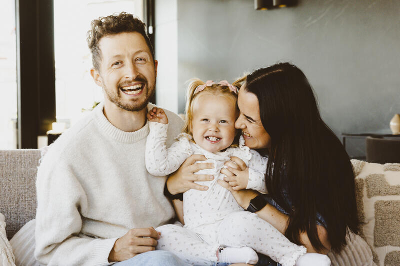 familie på 3 koser seg