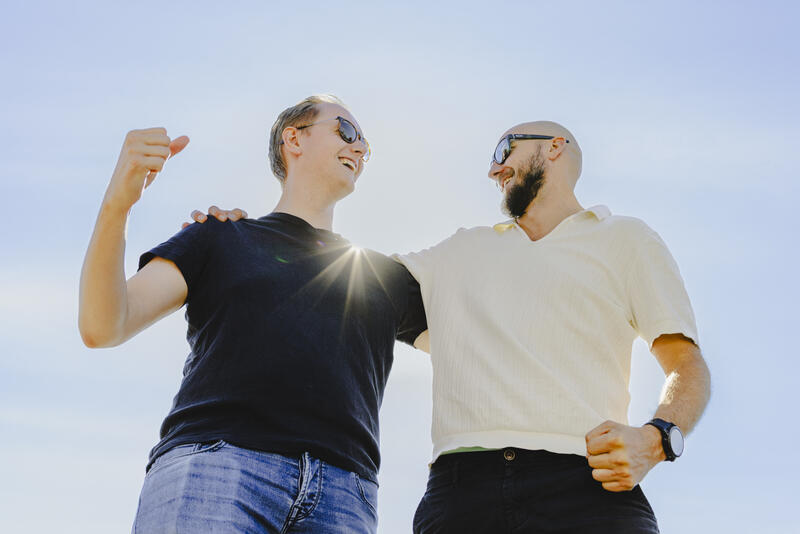 to glade voksne gutter 