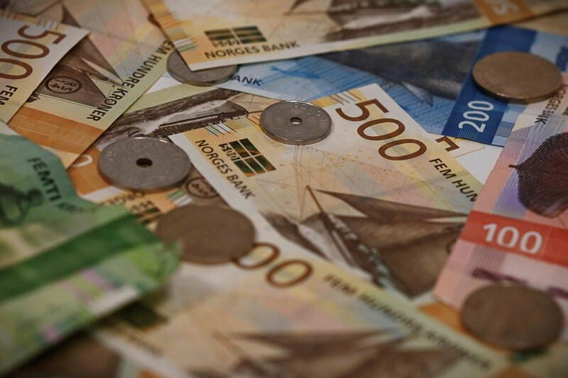 Bilder av norske sedler og mynter. Til fri bruk av NSF.