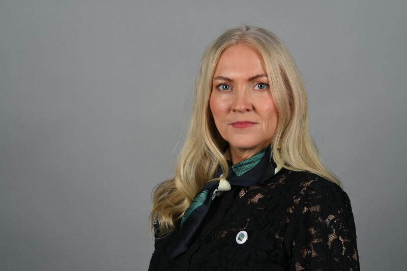 Portrettbilde av alvorlig kvinne med langt lyst hår.