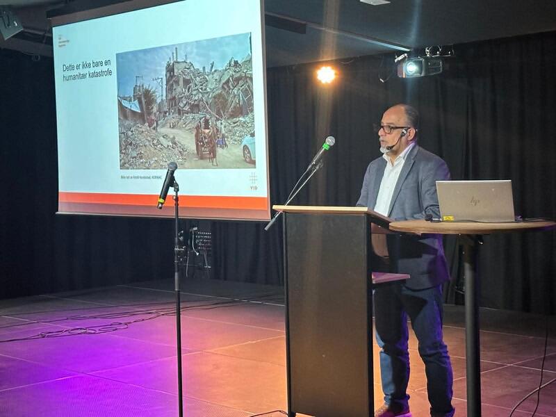 Bilde av Abdallah Abudayya som holder innlegg på Melahuset 12.mai 2026