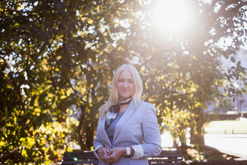 Oslo 20260928 – forbundsleder Lill Sverresdatter Larsen i høstsol foran Stortinget.