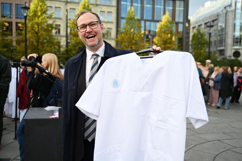 Erlend Svardal Bøe (H) med sykepleieruniform