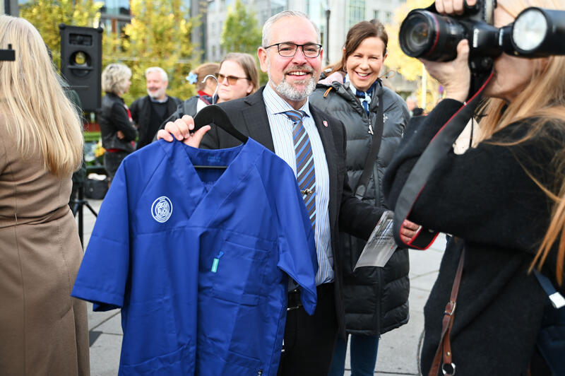 Stig Abrehamsen (FrP) med sykepleieruniform